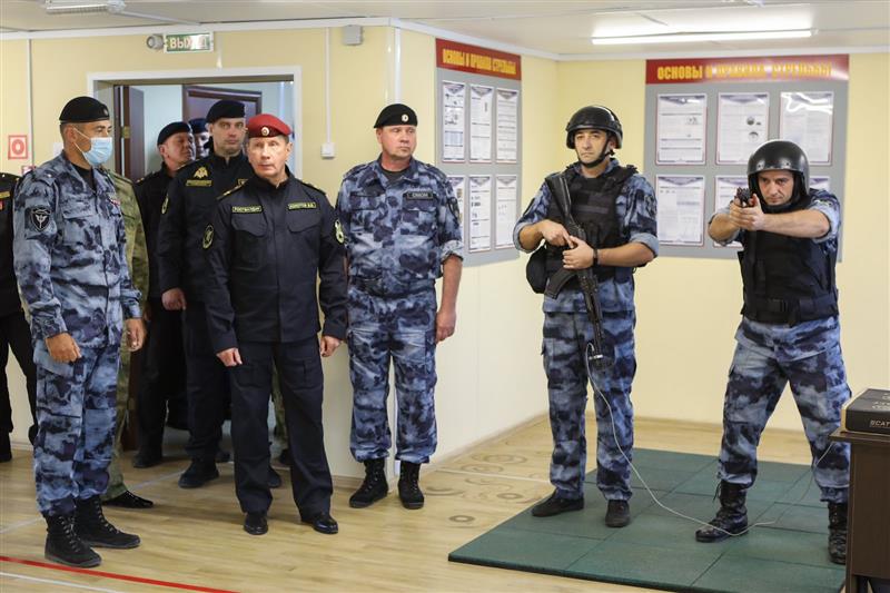 Генерал армии Виктор Золотов вручил ключи от новых квартир военнослужащим Росгвардии в Крыму