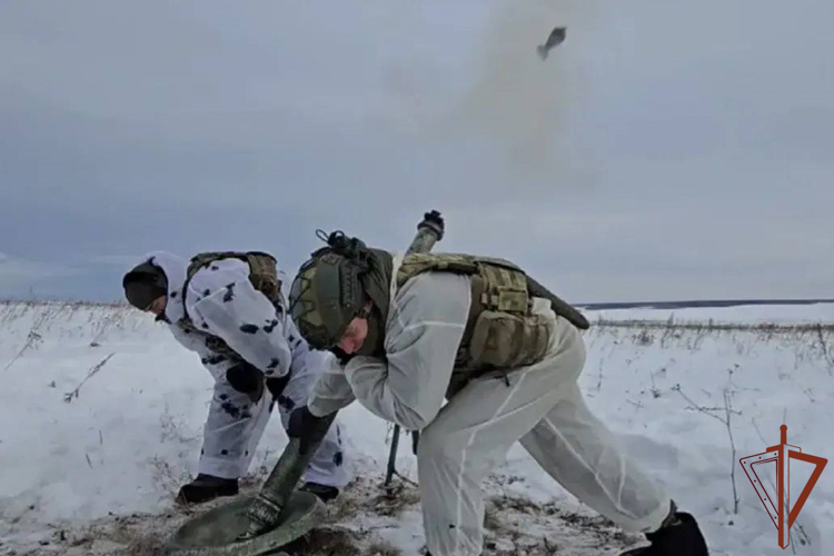 Военнослужащие Уральского округа Росгвардии совершенствуют практические навыки по управлению огнем артиллерии