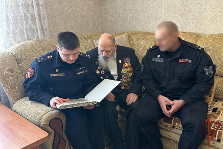 Офицеры и ветераны Росгвардии в Тюмени поздравили с Днём защитника Отечества участника Великой Отечественной войны