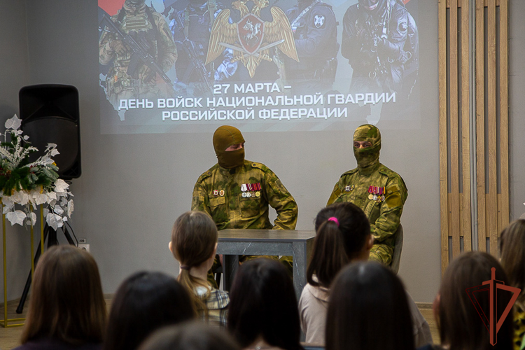 Росгвардейцы Уральского округа организовали тематические встречи с молодежью в рамках всероссийской акции «Неделя мужества»
