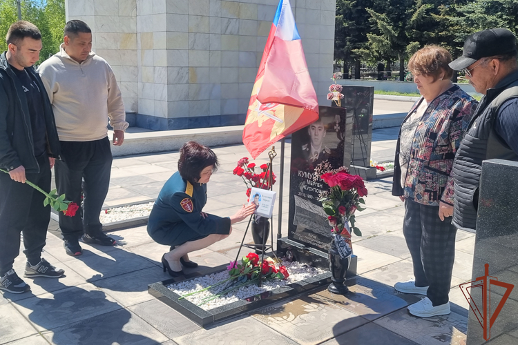 Представители Росгвардии в регионах Урала навестили семьи погибших сослуживцев и провели встречи с молодежью