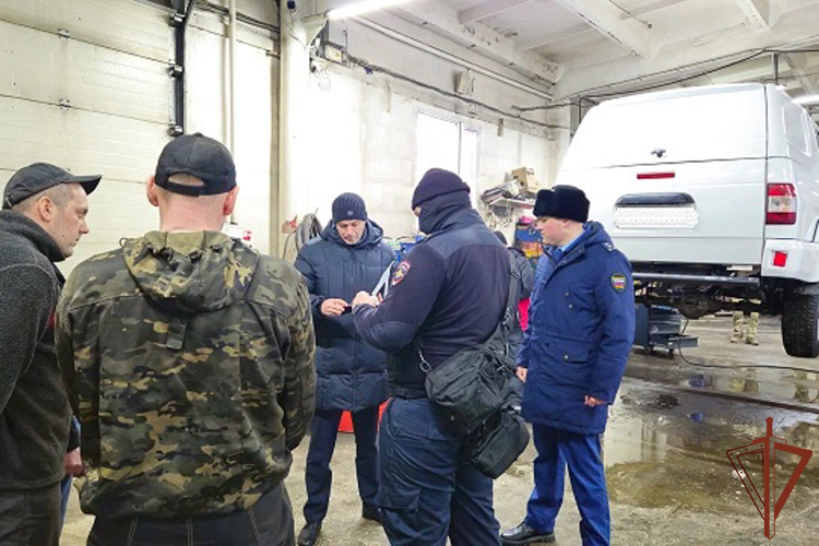 В Югре при содействии СОБР Росгвардии пресечены нарушения в сфере миграции (видео)
