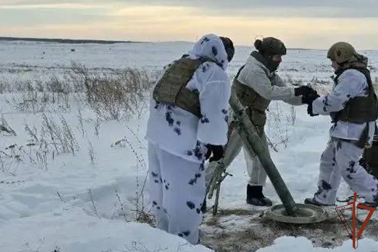 Военнослужащие Уральского округа Росгвардии совершенствуют практические навыки по управлению огнем артиллерии