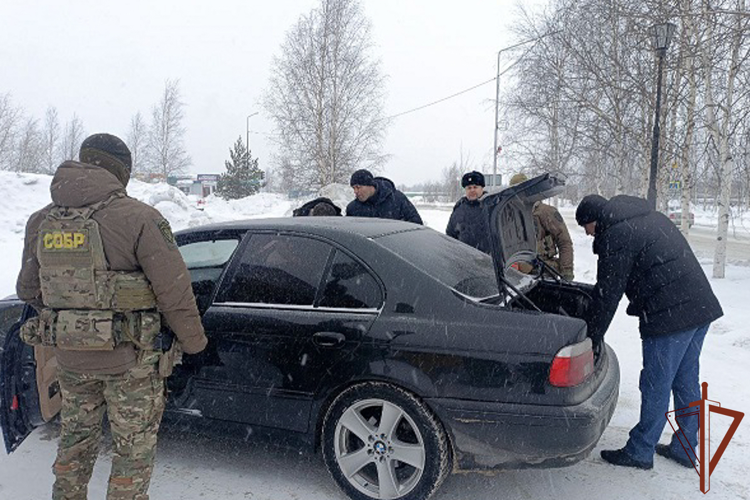 В Югре при содействии СОБР Росгвардии пресечены нарушения в сфере миграции (видео)