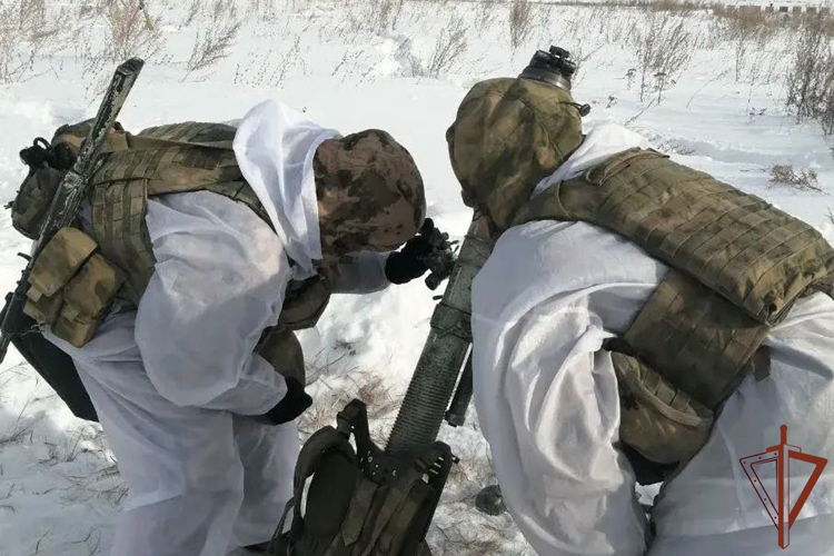 Военнослужащие Уральского округа Росгвардии совершенствуют практические навыки по управлению огнем артиллерии