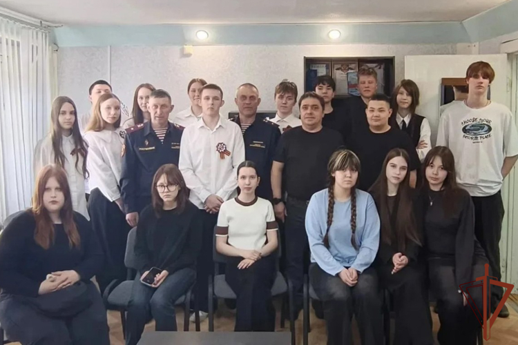 Представители Росгвардии в регионах Урала навестили семьи погибших сослуживцев и провели встречи с молодежью