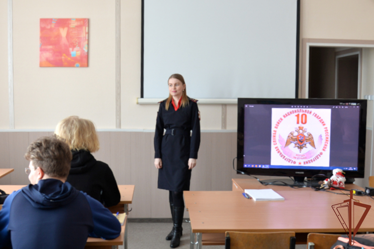 В Уральском округе Росгвардии продолжаются профориентационные и патриотические мероприятия для молодежи