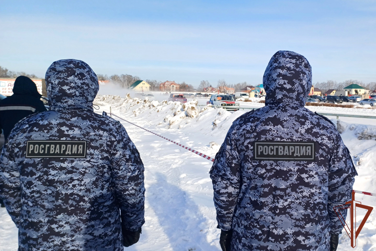 Сотрудники Росгвардии обеспечили правопорядок на массовых мероприятиях в регионах Урала