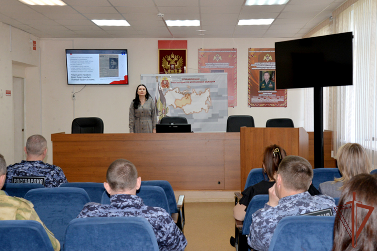 Представители Росгвардии в регионах Урала навестили семьи погибших сослуживцев и провели встречи с молодежью