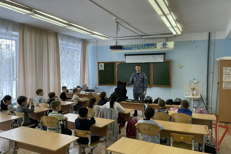 Росгвардейцы Уральского округа организовали тематические встречи с молодежью в рамках всероссийской акции «Неделя мужества»