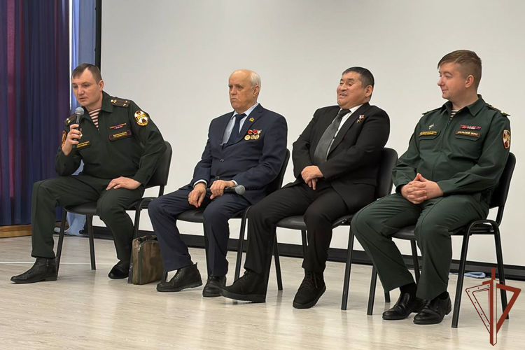 Росгвардейцы провели патриотические и профориентационные мероприятия в преддверии юбилея ведомства на Урале