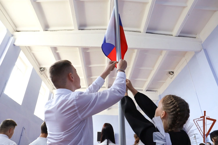 В Свердловской области ученики школы, названной в честь героя-контрразведчика, получили поздравления от его коллег
