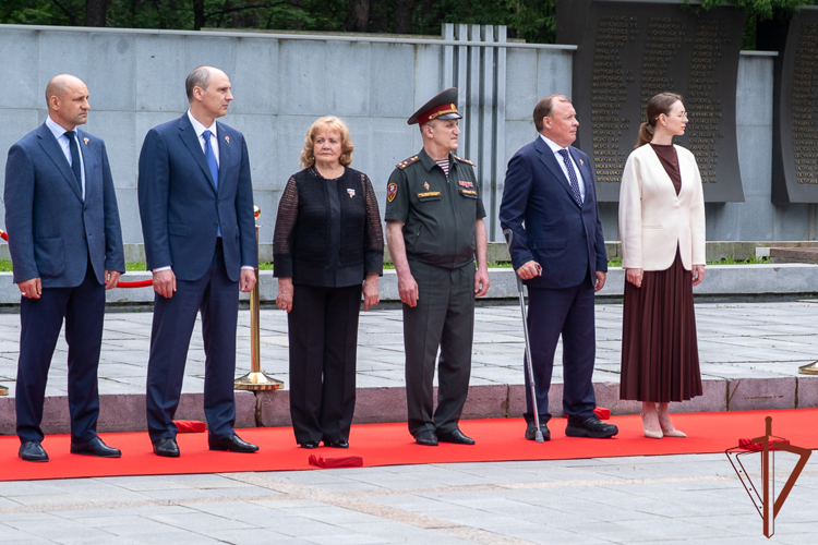 На Урале военнослужащие и сотрудники Росгвардии приняли участие в памятных мероприятиях ко Дню памяти и скорби