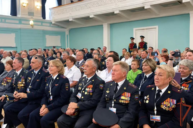 В Саратове росгвардейцы тепло встретили делегацию ветеранов войск правопорядка