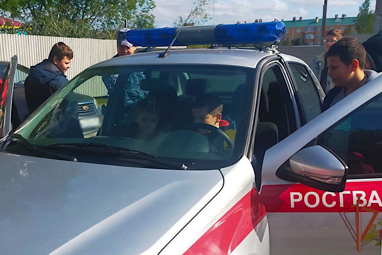 Юных уральцев продолжает радовать ведомственная акция «Каникулы с Росгвардией»