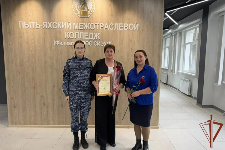 На Урале росгвардейцы поздравили педагогов подшефных учебных заведений с Днем учителя
