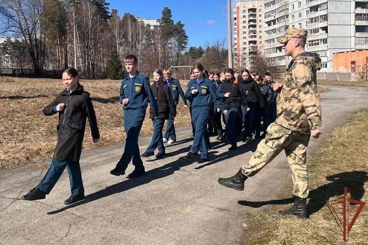 Росгвардейцы проводят патриотические встречи с молодежью на Урале