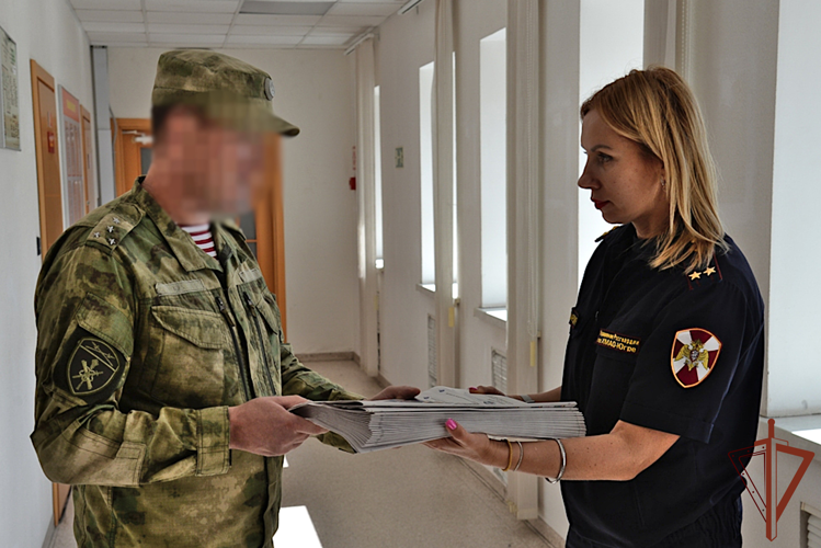 В регионах Урала бойцам Росгвардии в зону СВО передали свежие тиражи газет