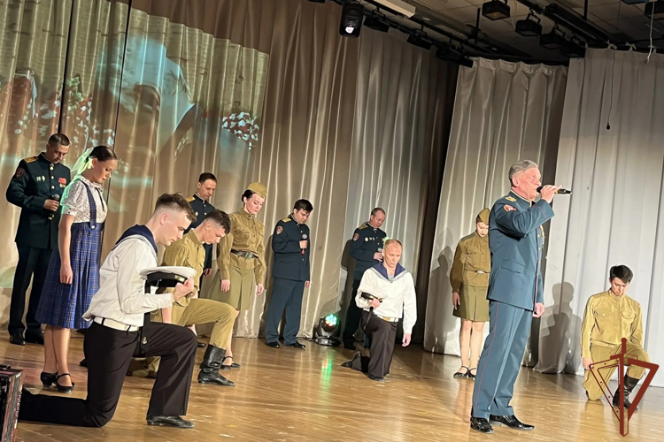 В Екатеринбурге артисты ансамбля песни и пляски Уральского округа Росгвардии выступили перед школьниками в преддверии Дня Победы