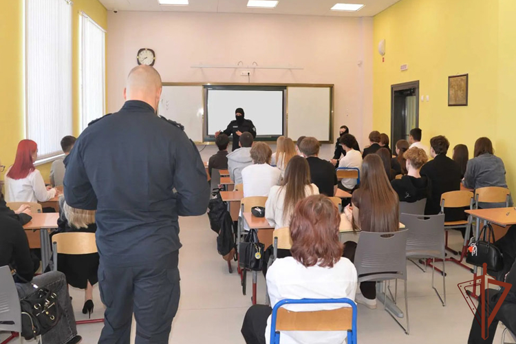 Росгвардейцы проводят патриотические встречи с молодежью на Урале