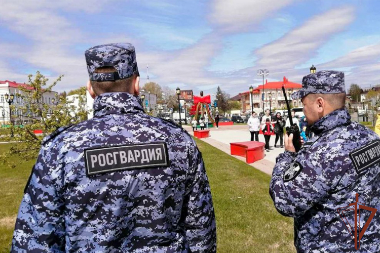 Росгвардейцы обеспечили безопасность на последних звонках в школах Урала