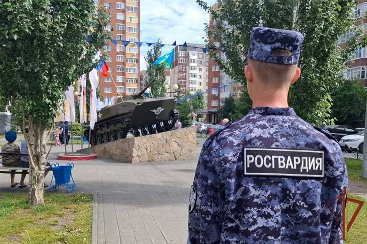Безопасности праздничных мероприятий, прошедших на Урале, обеспечили росгвардейцы