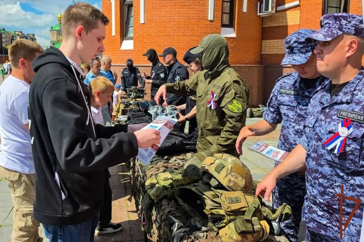 В Марий Эл росгвардейцы познакомили жителей со службой в ведомстве (видео)