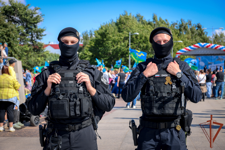 Росгвардейцы обеспечили безопасность мероприятий в честь Дня ВДВ в Санкт-Петербурге