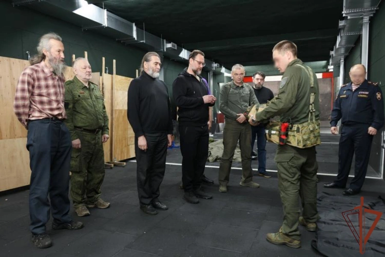 В Санкт-Петербурге сотрудники СОБР Росгвардии провели занятия по основам тактической подготовки для священнослужителей, направляющихся на СВО