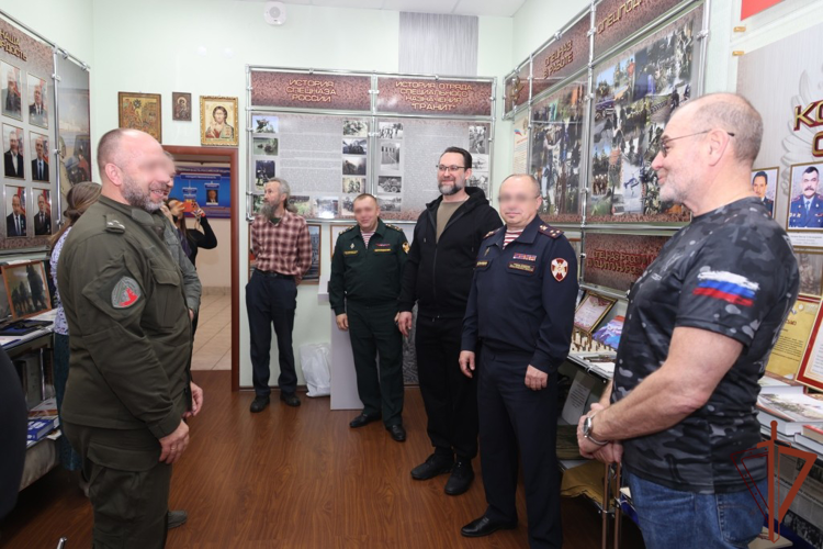 В Санкт-Петербурге сотрудники СОБР Росгвардии провели занятия по основам тактической подготовки для священнослужителей, направляющихся на СВО