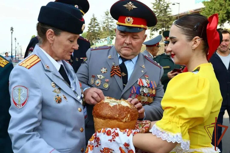 В Саратове росгвардейцы тепло встретили делегацию ветеранов войск правопорядка
