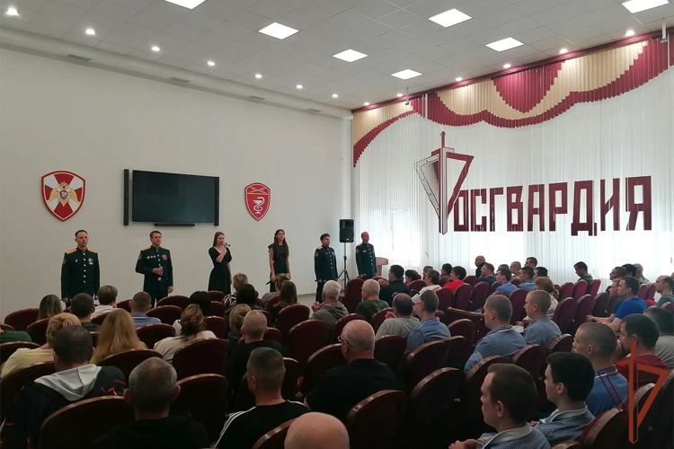 Ансамбль песни и пляски Уральского округа Росгвардии выступил для участников специальной военной операции