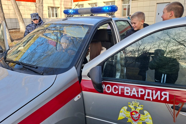 В подразделениях Уральского округа Росгвардии прошли патриотические мероприятия для молодежи
