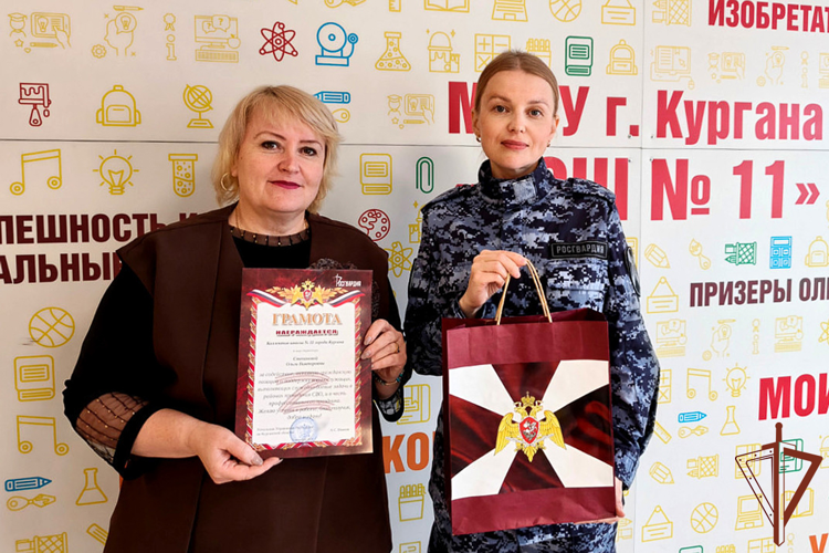 На Урале росгвардейцы поздравили педагогов подшефных учебных заведений с Днем учителя