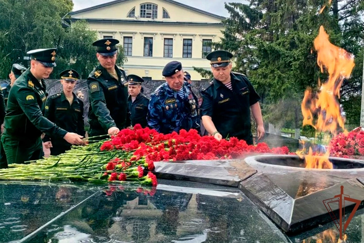 На Урале военнослужащие и сотрудники Росгвардии приняли участие в памятных мероприятиях ко Дню памяти и скорби