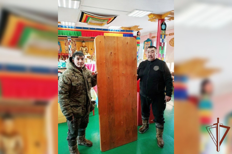 В Бурятии сотрудники вневедомственной охраны Росгвардии сделали подарок дацану в канун Белого месяца