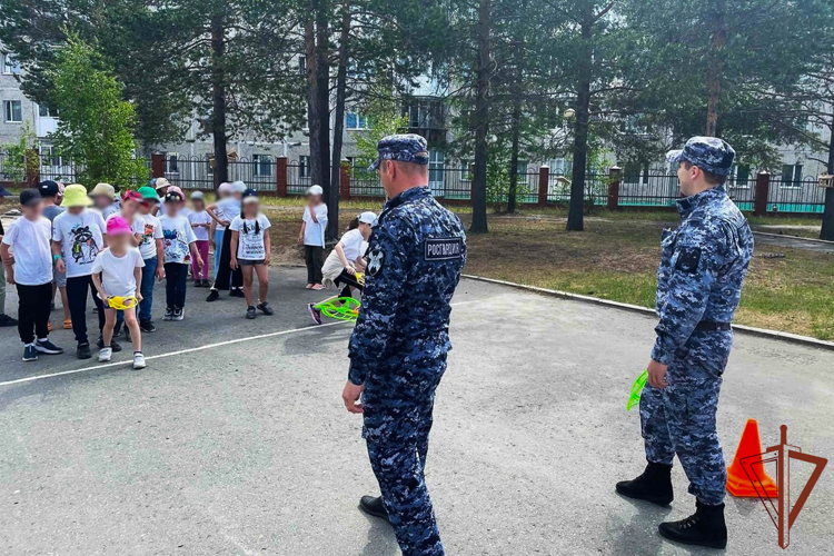 Юных уральцев продолжает радовать ведомственная акция «Каникулы с Росгвардией»