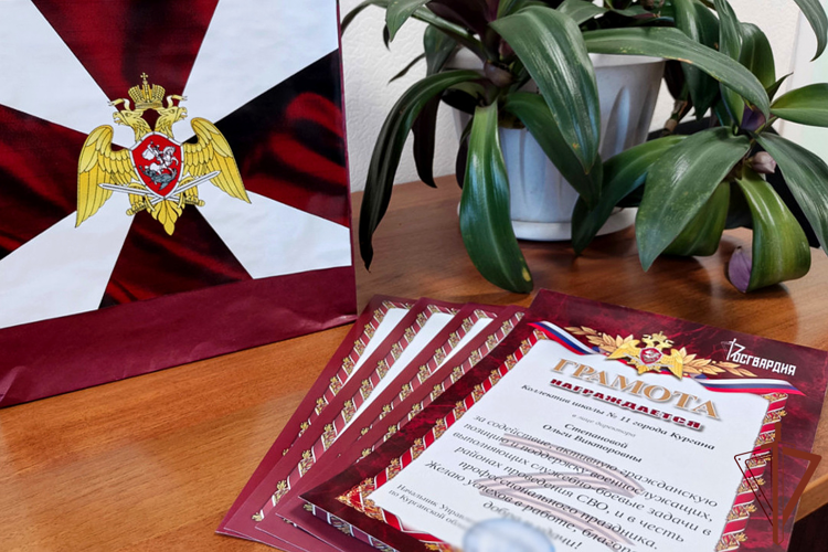 На Урале росгвардейцы поздравили педагогов подшефных учебных заведений с Днем учителя