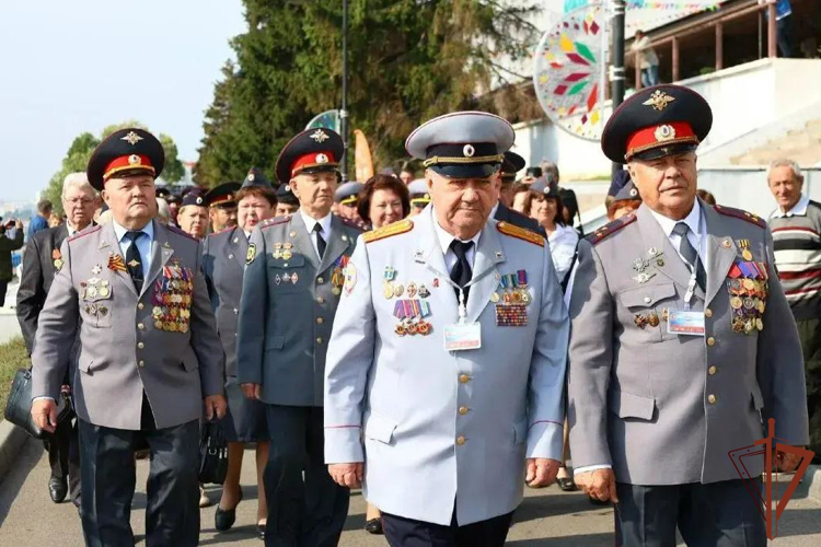 В Саратове росгвардейцы тепло встретили делегацию ветеранов войск правопорядка