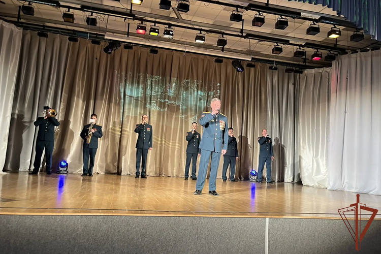 В Екатеринбурге артисты ансамбля песни и пляски Уральского округа Росгвардии выступили перед школьниками в преддверии Дня Победы