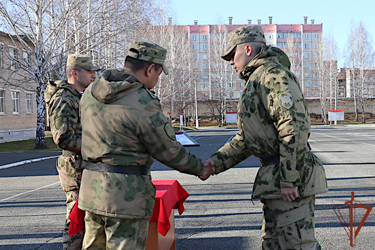 В Уральском округе Росгвардии чествовали военнослужащих, увольняемых в запас