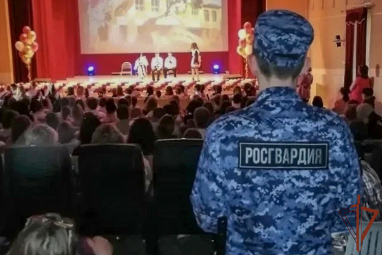 Росгвардейцы обеспечили безопасность на последних звонках в школах Урала