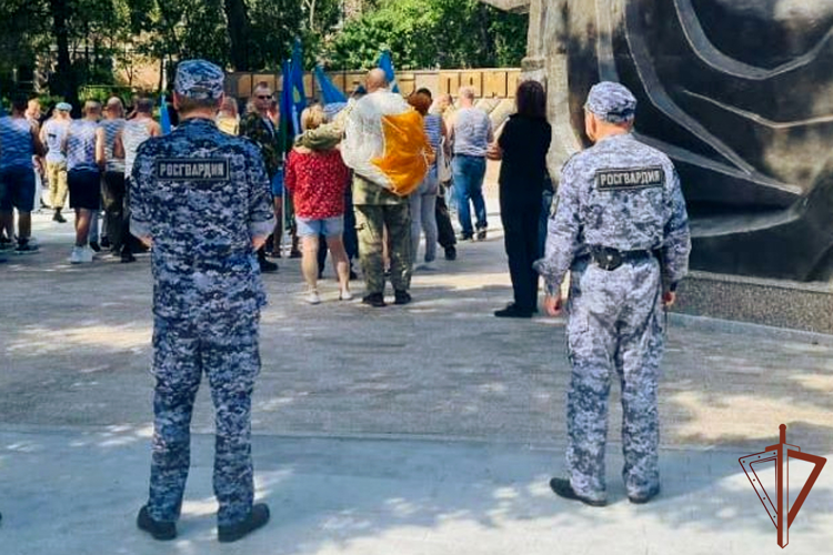 Безопасности праздничных мероприятий, прошедших на Урале, обеспечили росгвардейцы