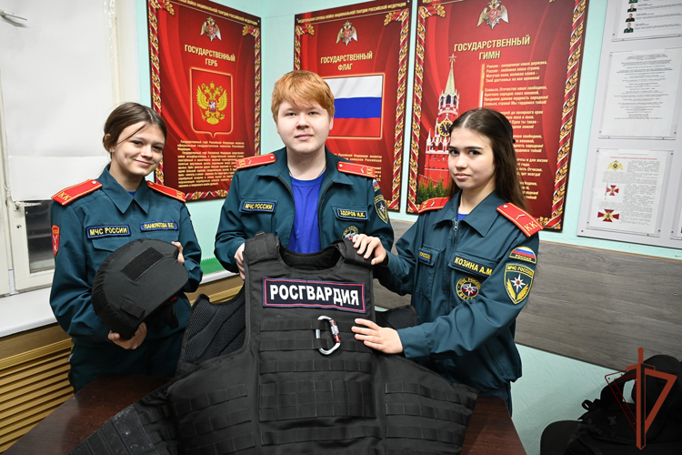 В подразделениях Уральского округа Росгвардии прошли патриотические мероприятия для молодежи