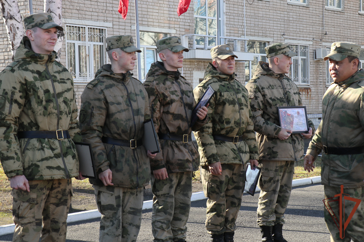 В Уральском округе Росгвардии чествовали военнослужащих, увольняемых в запас