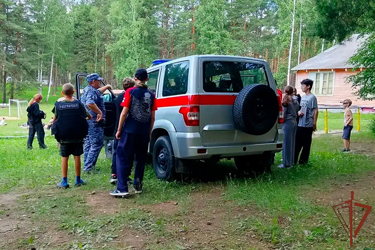 Росгвардейцы провели познавательные встречи для отдыхающих уральских школьников