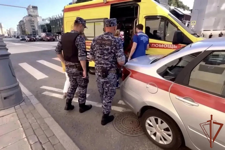 В Москве росгвардейцы оказали помощь девушке, почувствовавшей недомогание (видео)