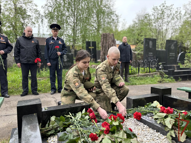 Память Героя Советского Союза Степана Харитоновича Зайцева почтили росгвардейцы на Троекуровском кладбище Москвы
