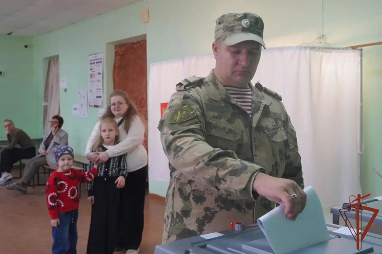 В Приволжье росгвардейцы принимают участие в голосовании на выборах депутатов Государственной думы Российской Федерации (видео)