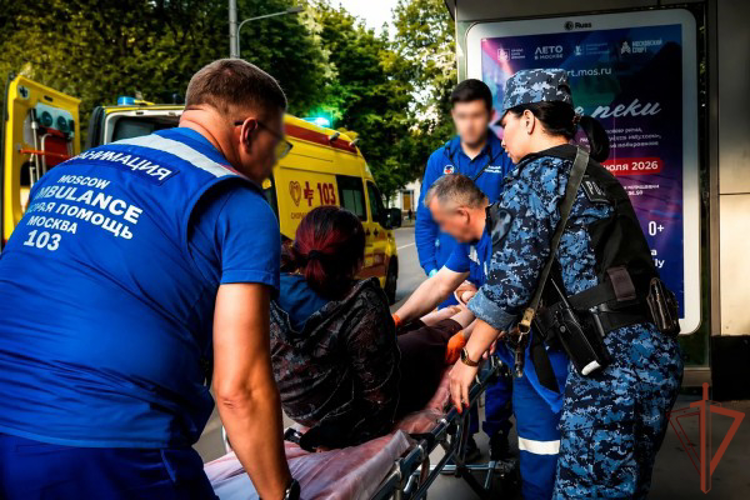 Росгвардейцы оказали помощь потерявшей сознание девушке на северо-западе Москвы (видео)